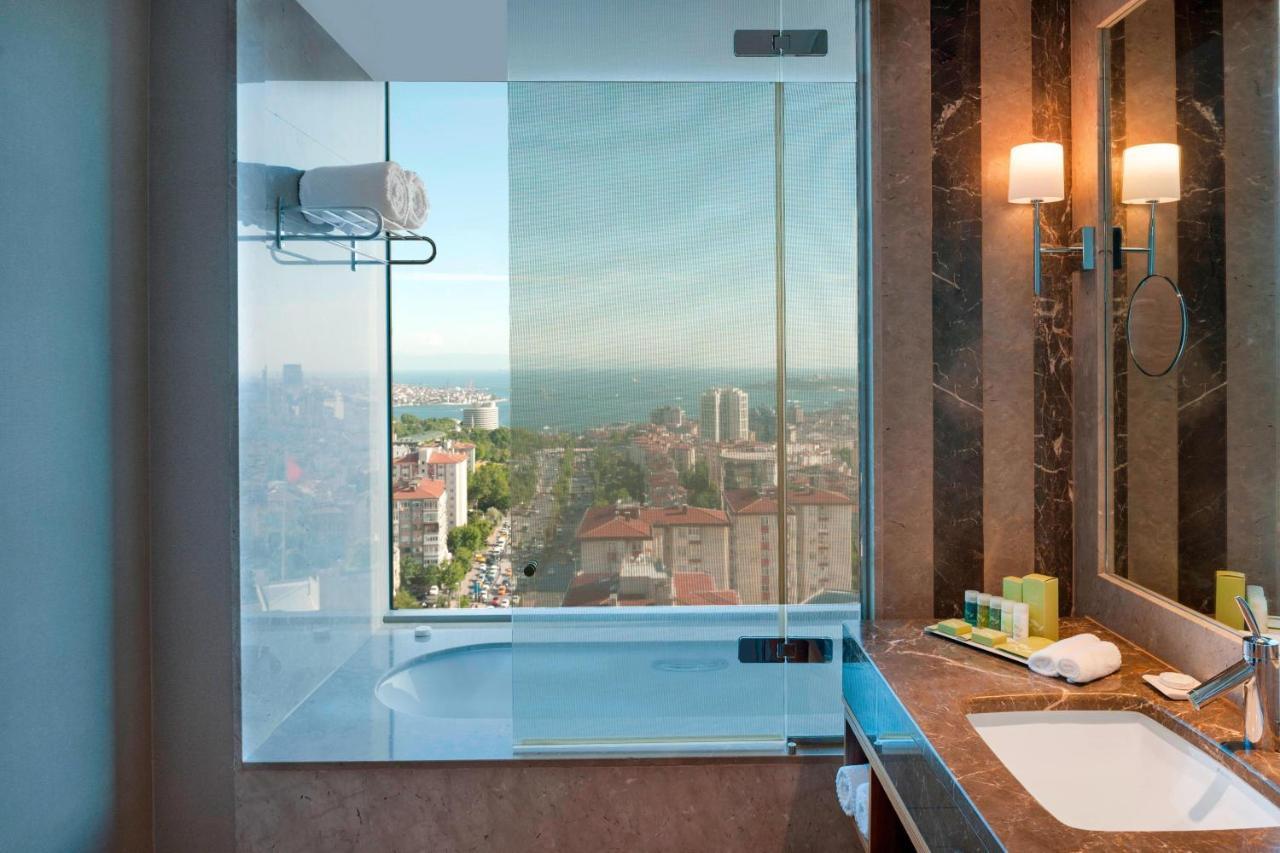 Renaissance Istanbul Polat Bosphorus Hotel Exterior foto A shower with a glass door